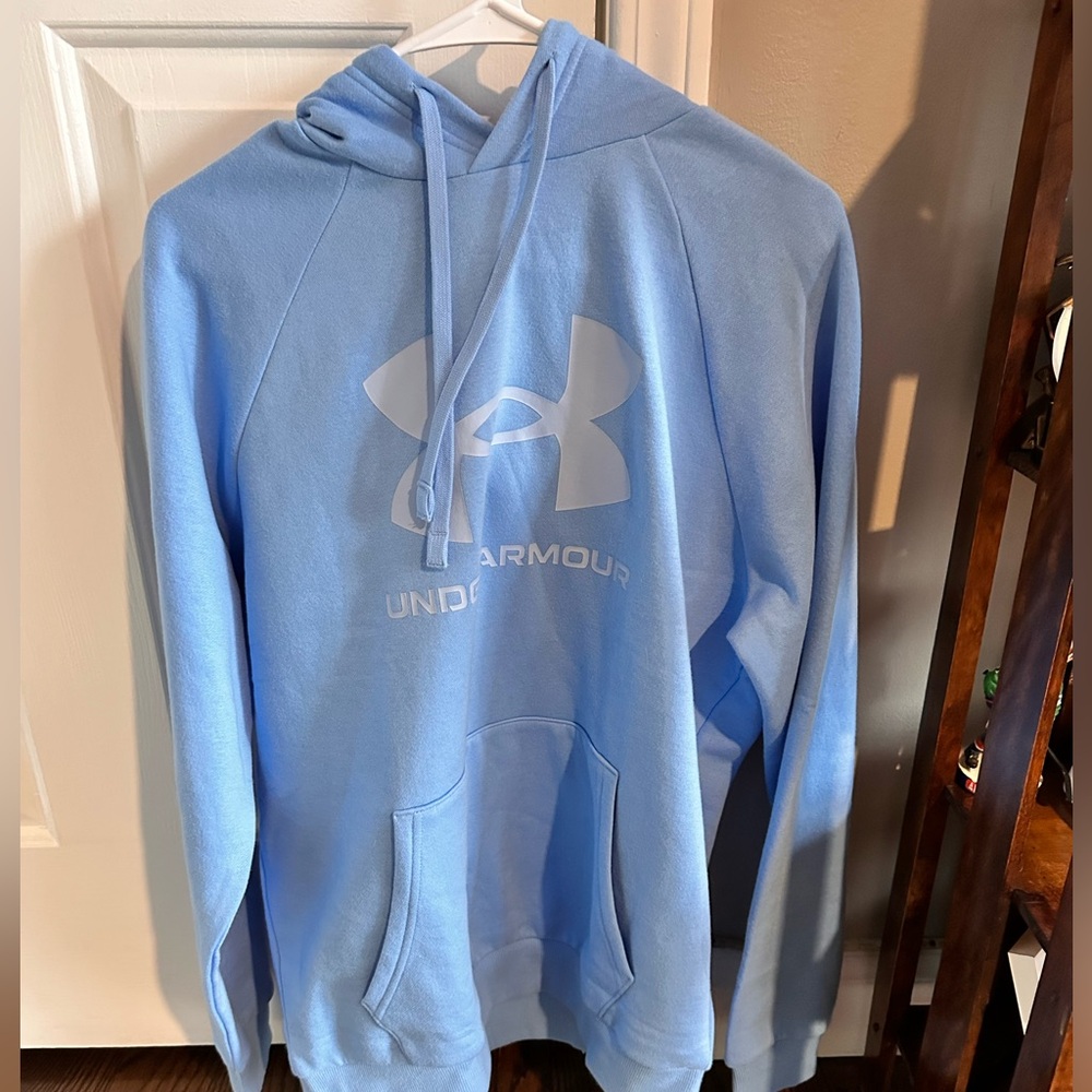 Brand New Under Armor Sweatshirt
Size M